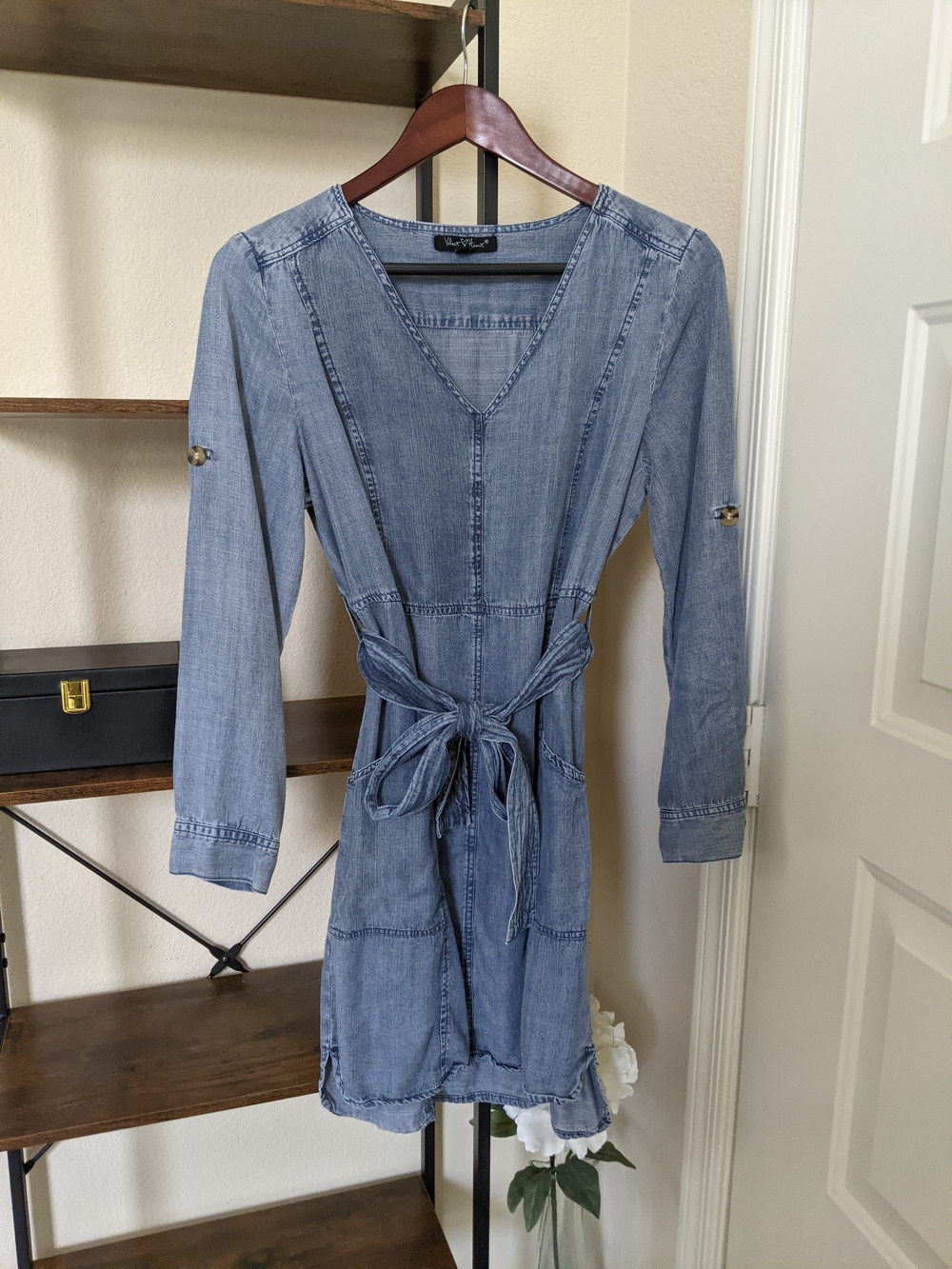 Velvet Heart Small Light Blue Chambray V-Neck Tie-Waist Dress With Pockets